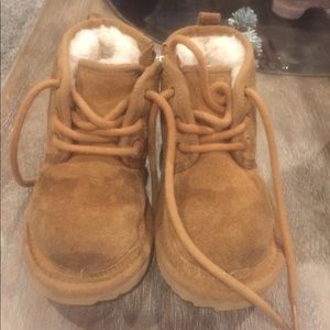 LLittle kid ugg boots.  US 10 UK 9